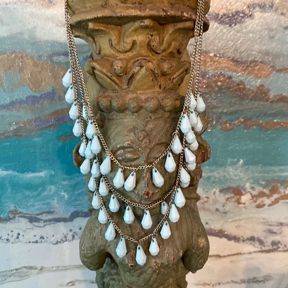 Beautiful turquoise color bead necklace.